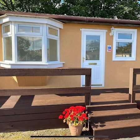 One-Bedroom Chalet Bungalow Uddingston Glasgow Exterior foto